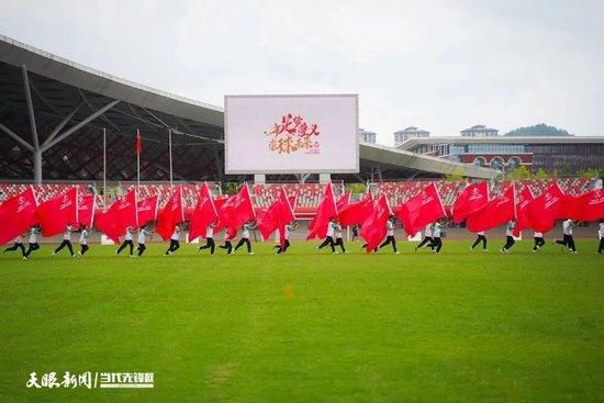 一次偶尔中，迪恩（杰米·贝尔 Jamie Bell 饰）发现了老友特里（Josh Janowicz 饰）的尸身，死由于自杀。迪恩并未将这件工作告知他人。本来，特里是黉舍中的一位贩毒头子，跟着他的灭亡，他所节制的一年夜批福寿膏着落不明，若何弄到这批福寿膏并借此获利才是迪恩真正感乐趣的工作。为了得知福寿膏的着落，迪恩打算绑架特里的弟弟查瑞（格伦·克洛斯 Glenn Close 饰），没想到，最后他们绑架来的竟然是和查瑞有着类似名字的查理（罗瑞·卡尔金 Rory Culkin 饰），这一严重的毛病完全搅乱了迪恩的打算，更糟的是，对儿子的掉踪，查理的母亲居然毫无发觉。市长麦克（拉尔夫·费因斯 Ralph Fiennes 饰）的遭袭让小镇上冬眠已久的题目完全的表露了出来，人们终究发现，本来安静平和平静的糊口不外是色厉内荏。